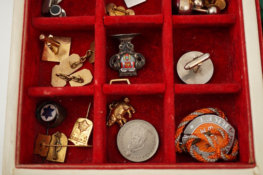 A collection of jewels and accessories, comprising: an Edwardian seed pearl heart-shaped locket in gold, length 2.1cm, stamped 9ct, gross weight approximately 3.5 grams; a coral and cultured pearl bracelet in 9ct gold, l